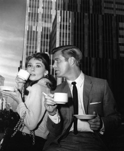Audrey Hepburn y George Peppard tomando cafe
