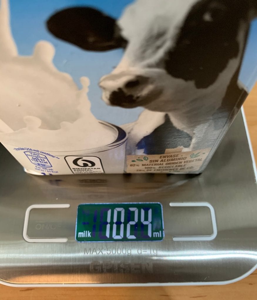 Pesando leche en una balanza con dos modos: ml y ml "Milk"
